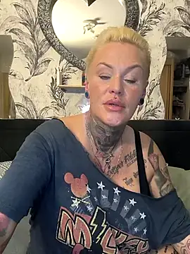 Snapshot of InkedMissLaBaehm chatting on June 14, 8:44 pm InkedMissLaBaehm online show from June 14, 8:44 pm