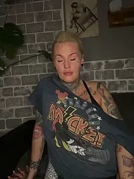 Snapshot of InkedMissLaBaehm chatting on July 8, 10:36 pm InkedMissLaBaehm online show from July 8, 10:36 pm