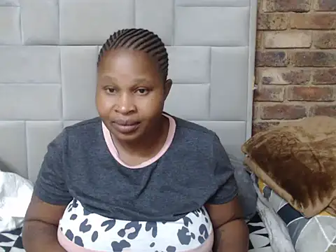 Snapshot of Loyal_Alisha chatting on June 12, 3:33 pm Loyal Alisha online show from June 12, 3:33 pm