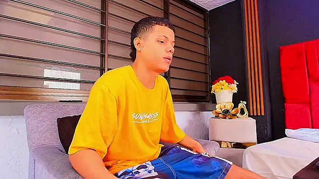 Snapshot of JulianSterling___ chatting on June 14, 7:05 pm JulianSterling online show from June 14, 7:05 pm