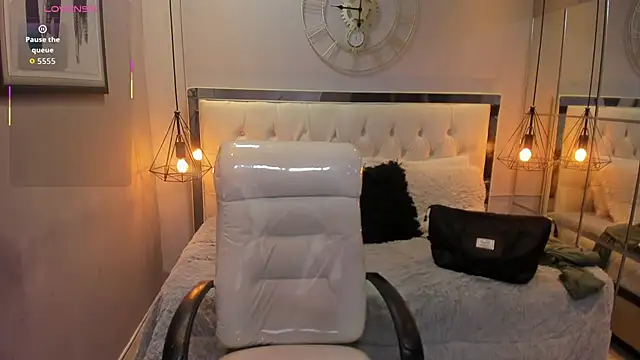 Snapshot of zara_moon1 chatting on June 18, 9:14 am zara moon1 online show from June 18, 9:14 am