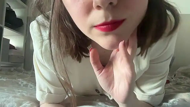 Hilda Valentine online show from June 13, 3:21 pm