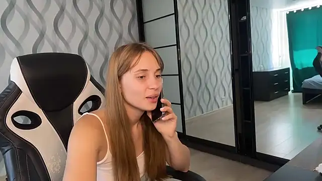 Snapshot of Miss_Luna_meow chatting on June 21, 7:22 am Miss Luna meow online show from June 21, 7:22 am