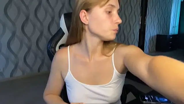 Snapshot of Miss_Luna_meow chatting on July 1, 4:07 pm Miss Luna meow online show from July 1, 4:07 pm