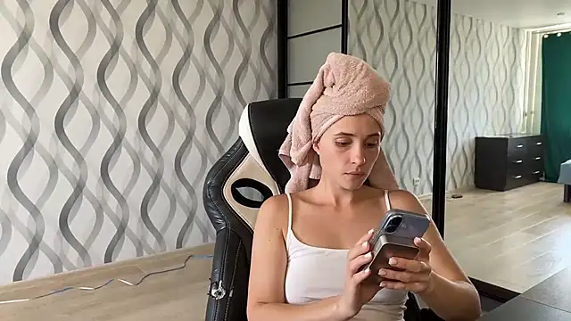 Snapshot of Miss_Luna_meow chatting on July 7, 8:40 am Miss Luna meow online show from July 7, 8:40 am