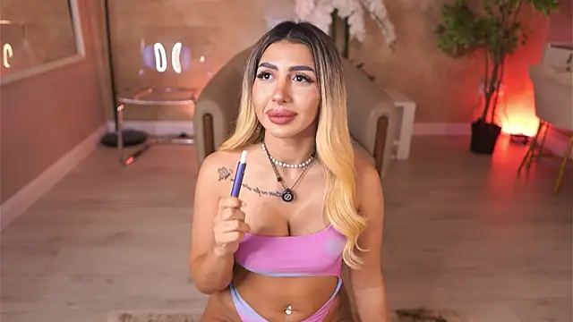 Snapshot of LucyyRosse chatting on June 27, 8:30 am LucyyRosse online show from June 27, 8:30 am