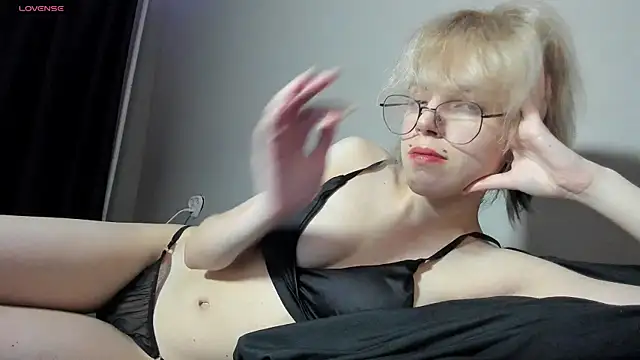 Snapshot of _Rene_Yolker_ chatting on July 5, 5:20 pm Rene Yolker online show from July 5, 5:20 pm