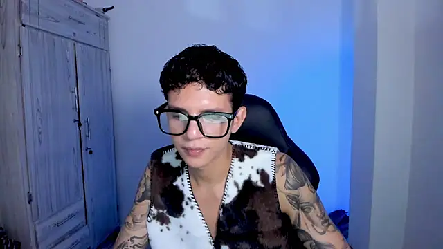 Snapshot of tylerrnova chatting on June 23, 3:26 am tylerrnova online show from June 23, 3:26 am
