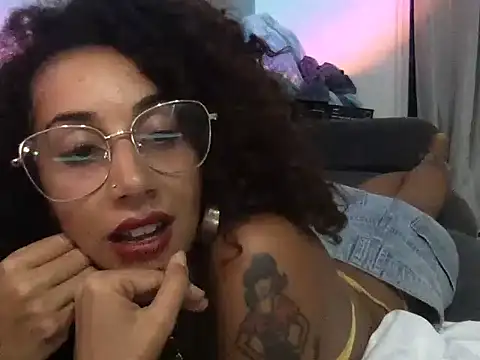 Snapshot of goddessmetzi chatting on July 6, 3:58 am goddessmetzi online show from July 6, 3:58 am