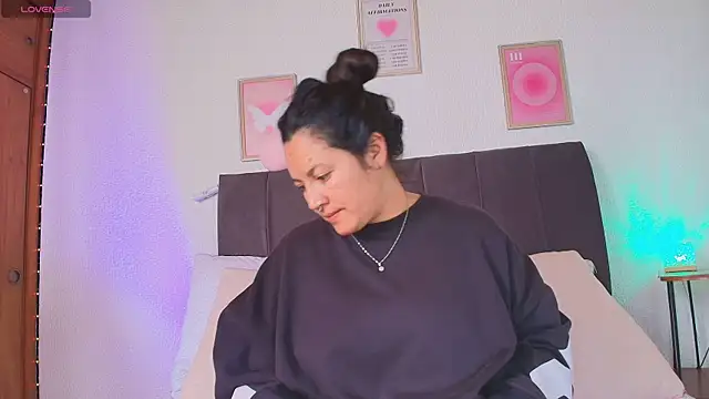 Snapshot of samm_curvy chatting on July 15, 7:41 pm samm curvy online show from July 15, 7:41 pm