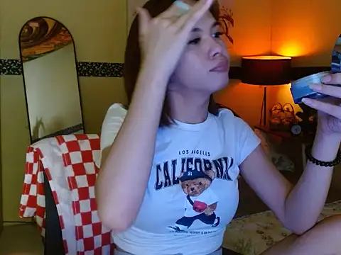 Snapshot of SweetTs4u chatting on August 5, 9:23 am SweetTs4u online show from August 5, 9:23 am