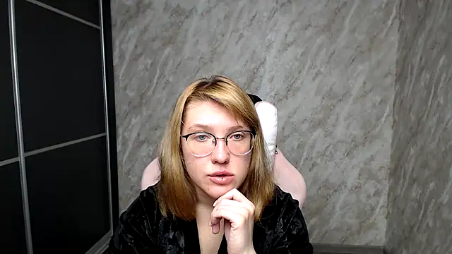 Reginasmilee online show from March 16, 9:05 am