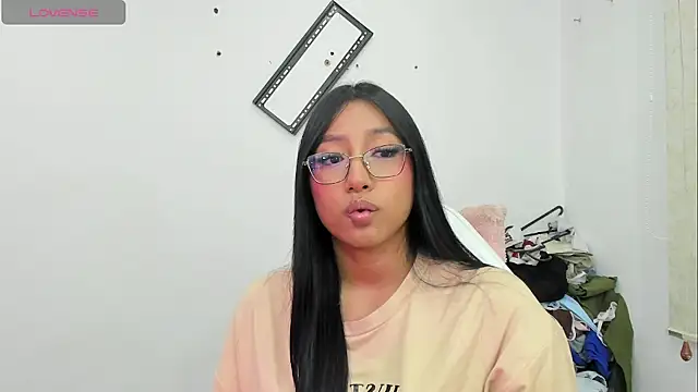 Snapshot of Bella_hart chatting on July 19, 7:34 am Bella hart online show from July 19, 7:34 am