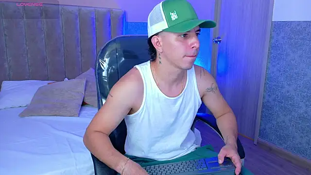 CamiloSanz  online show from June 30, 7:59 pm