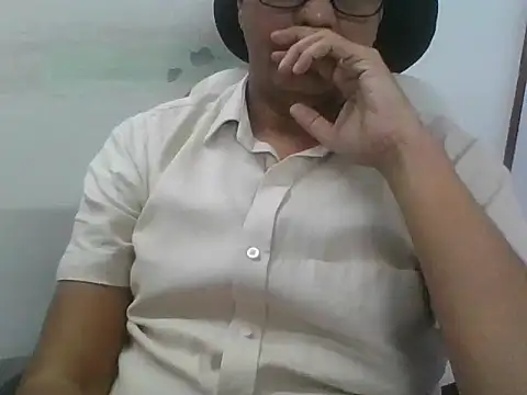Snapshot of adiasianco chatting on July 15, 7:13 am adiasianco online show from July 15, 7:13 am
