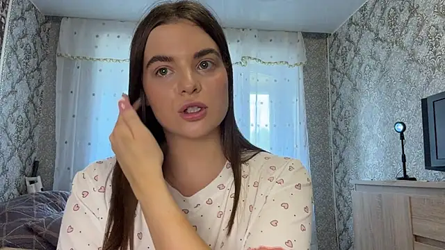LouraOnsurez online show from July 11, 2:31 pm
