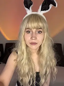 Snapshot of Charlotte_Pretty chatting on July 14, 5:01 am Charlotte Pretty online show from July 14, 5:01 am