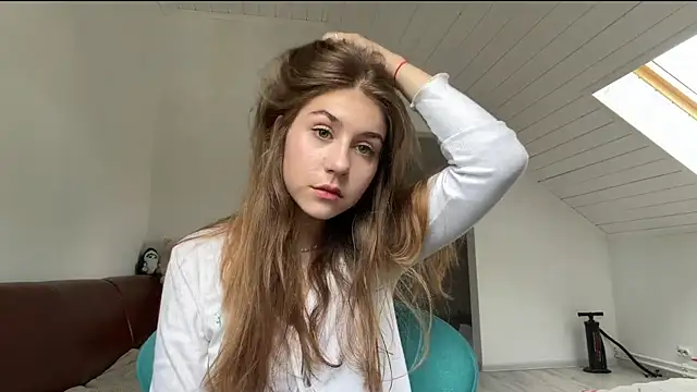 Snapshot of AriaToya chatting on July 15, 2:00 pm AriaToya online show from July 15, 2:00 pm