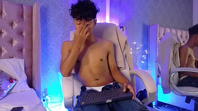 Snapshot of Adam_Foxxx chatting on July 21, 5:32 am Adam Foxxx online show from July 21, 5:32 am