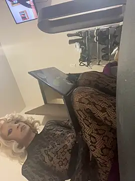 xtinasissy online show from August 9, 6:07 am