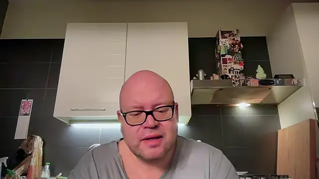 Snapshot of theitalianbear chatting on April 28, 2:10 am theitalianbear online show from April 28, 2:10 am
