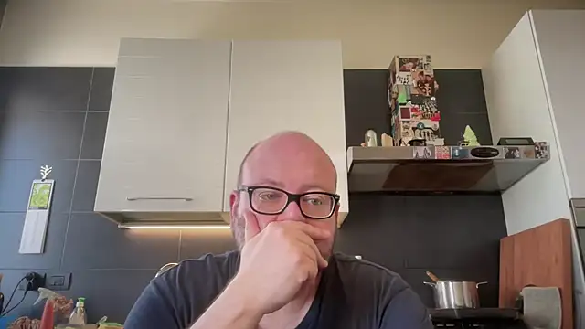 Snapshot of theitalianbear chatting on May 9, 9:25 am theitalianbear online show from May 9, 9:25 am