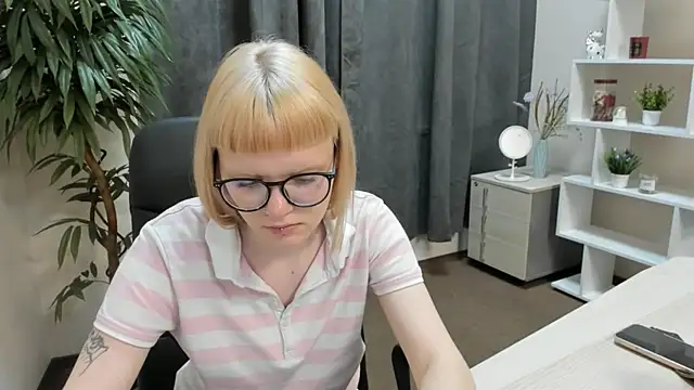 Snapshot of VanitaHymas chatting on July 29, 9:51 am VanitaHymas online show from July 29, 9:51 am