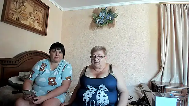 SweetLenaandNatalia online show from August 5, 6:38 am