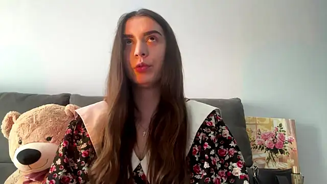 Snapshot of LucyLuxy chatting on August 6, 9:33 am LucyLuxy online show from August 6, 9:33 am