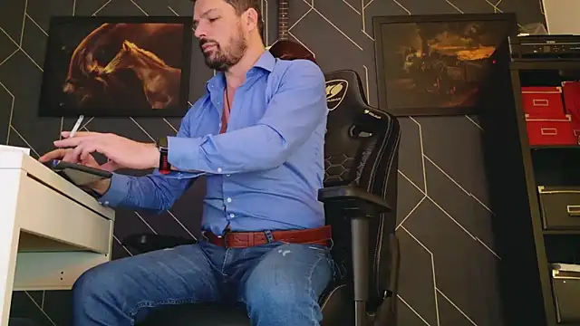 Snapshot of ChrisKox chatting on February 12, 4:01 am ChrisKox online show from February 12, 4:01 am