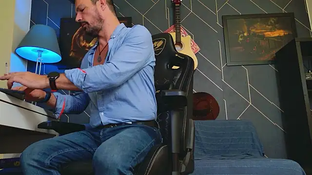 Snapshot of ChrisKox chatting on October 22, 3:51 am ChrisKox online show from October 22, 3:51 am