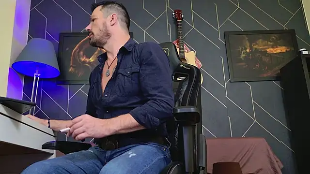 Snapshot of ChrisKox chatting on December 4, 2:32 am ChrisKox online show from December 4, 2:32 am