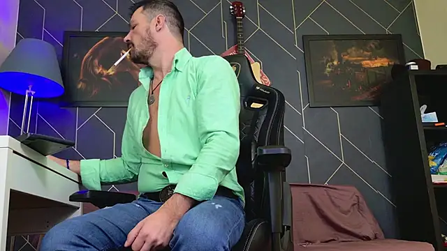 Snapshot of ChrisKox chatting on December 5, 5:49 am ChrisKox online show from December 5, 5:49 am