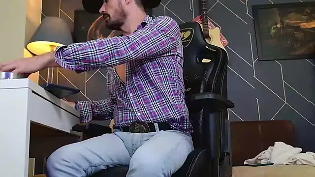 Snapshot of ChrisKox chatting on December 13, 7:53 pm ChrisKox online show from December 13, 7:53 pm