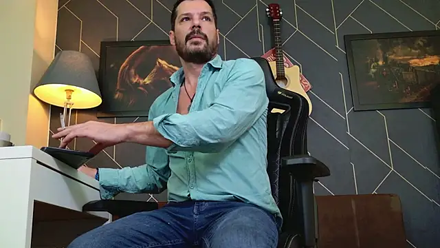 Snapshot of ChrisKox chatting on December 18, 6:52 am ChrisKox online show from December 18, 6:52 am