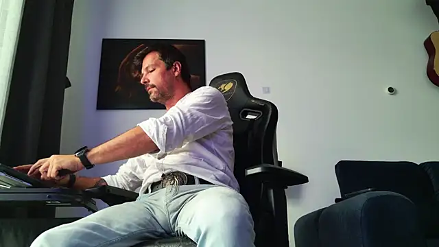 Snapshot of ChrisKox chatting on July 13, 4:04 am ChrisKox online show from July 13, 4:04 am