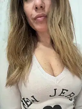 Snapshot of sexylenia chatting on February 17, 9:54 pm sexylenia online show from February 17, 9:54 pm