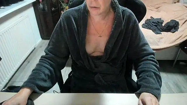 Snapshot of minoesje37 chatting on October 23, 7:34 pm minoesje37 online show from October 23, 7:34 pm