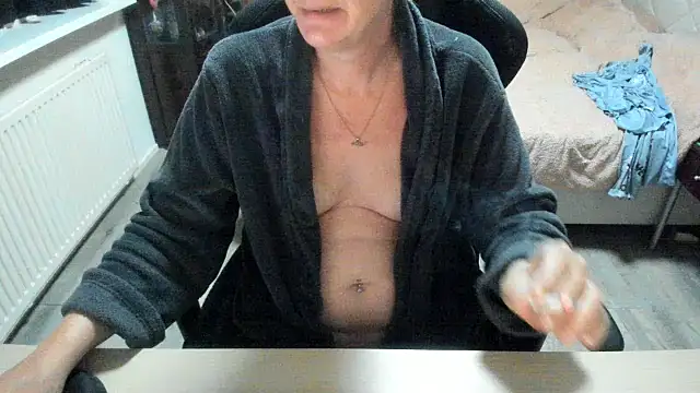 Snapshot of minoesje37 chatting on November 1, 8:33 pm minoesje37 online show from November 1, 8:33 pm