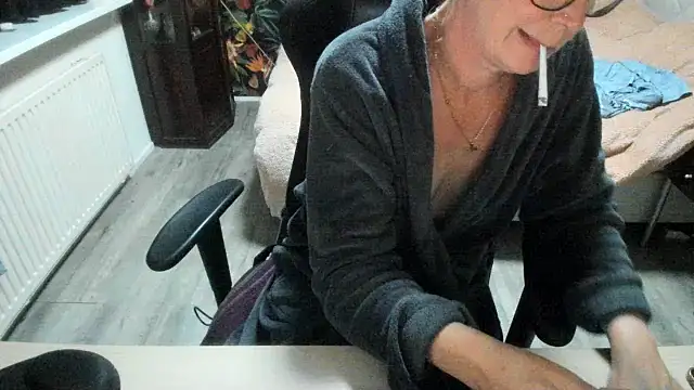 Snapshot of minoesje37 chatting on November 2, 8:11 pm minoesje37 online show from November 2, 8:11 pm