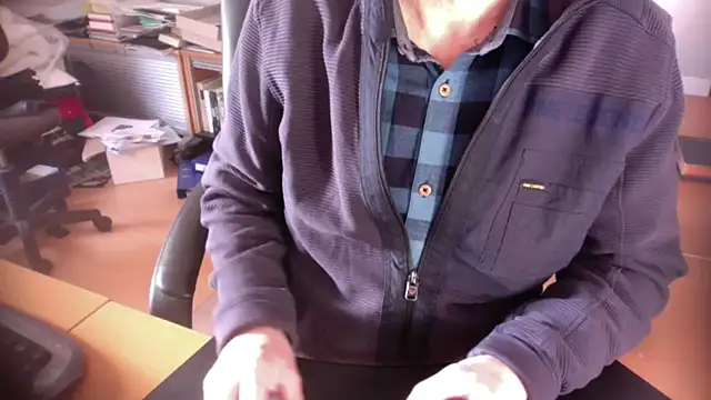 Snapshot of outlaw200 chatting on December 17, 12:43 pm outlaw200 online show from December 17, 12:43 pm