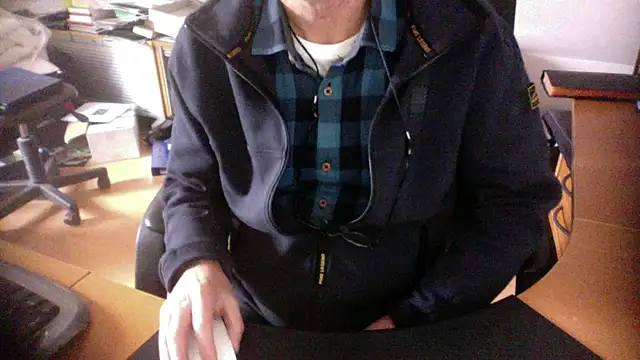 Snapshot of outlaw200 chatting on December 27, 11:28 am outlaw200 online show from December 27, 11:28 am