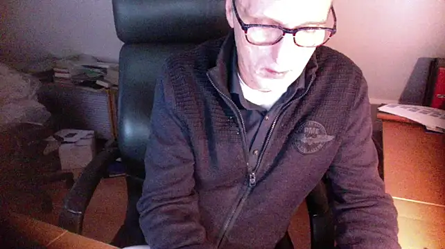 Snapshot of outlaw200 chatting on January 1, 2:42 pm outlaw200 online show from January 1, 2:42 pm