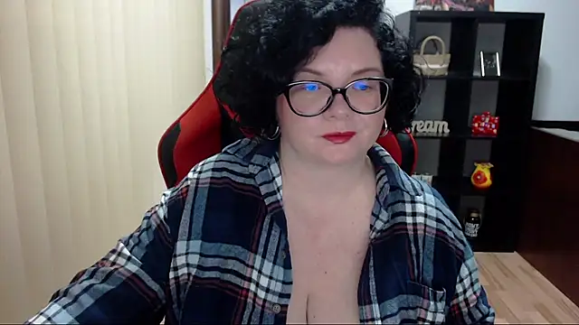 Snapshot of MissTroublle chatting on January 28, 10:45 am MissTroublle online show from January 28, 10:45 am