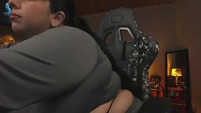 Snapshot of coraline_latin chatting on February 16, 12:41 am coraline latin online show from February 16, 12:41 am