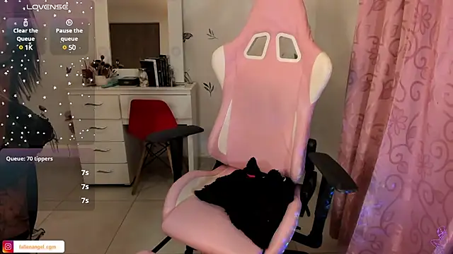 Snapshot of Fallengangel chatting on January 20, 6:10 am Fallengangel online show from January 20, 6:10 am