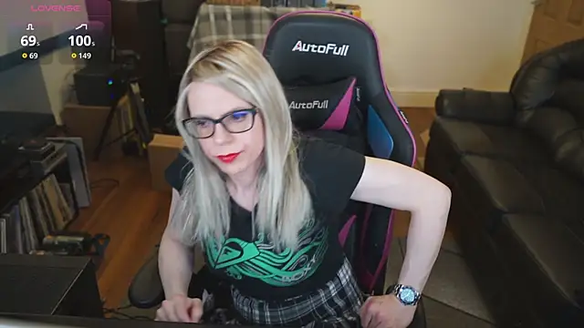 Snapshot of KelseyCobalt chatting on October 19, 8:20 pm KelseyCobalt online show from October 19, 8:20 pm