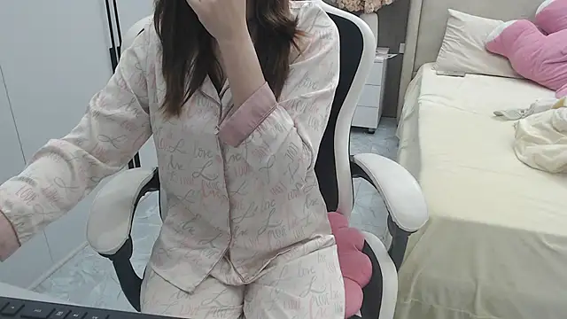 Snapshot of Hanako_love chatting on December 1, 11:43 pm Hanako love online show from December 1, 11:43 pm