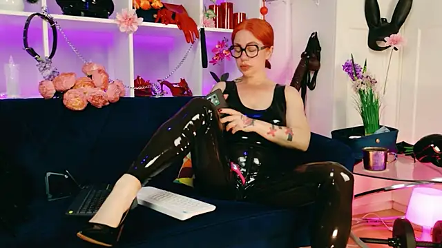 Snapshot of Ella__Kross chatting on May 2, 5:23 am Ella Kross online show from May 2, 5:23 am