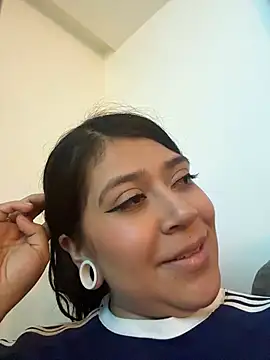 Snapshot of emilyjohanson chatting on April 21, 1:42 am emilyjohanson online show from April 21, 1:42 am